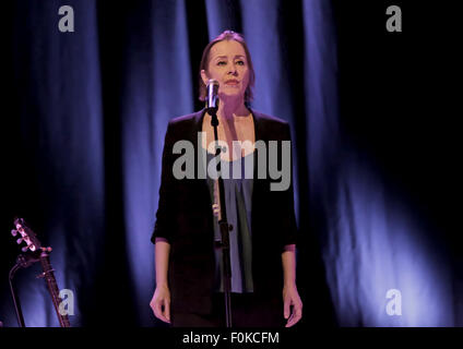 Suzanne Vega eseguendo a Liverpool Philharmonic Hall dotata di: Suzanne Vega dove: Liverpool, Regno Unito quando: 16 Giu 2015 Foto Stock