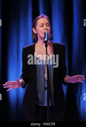 Suzanne Vega eseguendo a Liverpool Philharmonic Hall dotata di: Suzanne Vega dove: Liverpool, Regno Unito quando: 16 Giu 2015 Foto Stock