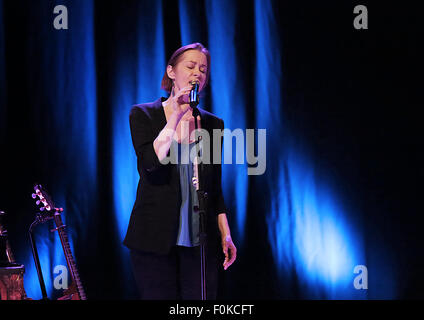 Suzanne Vega eseguendo a Liverpool Philharmonic Hall dotata di: Suzanne Vega dove: Liverpool, Regno Unito quando: 16 Giu 2015 Foto Stock