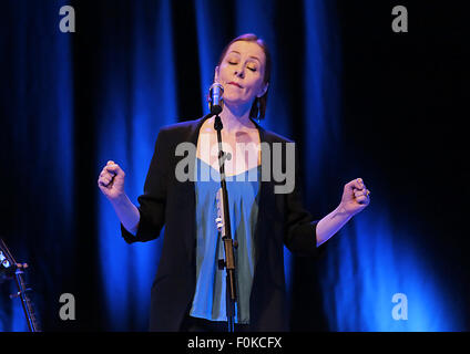 Suzanne Vega eseguendo a Liverpool Philharmonic Hall dotata di: Suzanne Vega dove: Liverpool, Regno Unito quando: 16 Giu 2015 Foto Stock