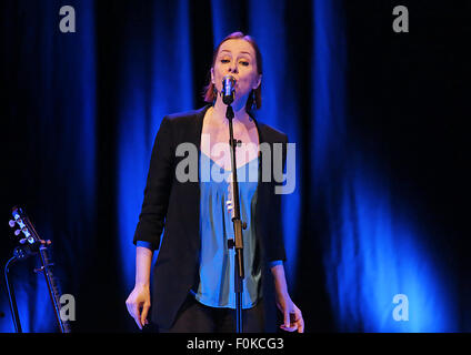 Suzanne Vega eseguendo a Liverpool Philharmonic Hall dotata di: Suzanne Vega dove: Liverpool, Regno Unito quando: 16 Giu 2015 Foto Stock