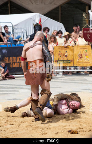 Londra, Regno Unito. Il 16 agosto, 2015. Live action Gladiator spettacolo al Guildhall Yard. Professional gladiatori battaglia in Guildhall Yard, il sito di Londra è solo l'anfiteatro romano. Le ricostruzioni del gladiatore-style giochi una volta tenuto in antica Londinium ha avuto luogo prima di un imperatore e allegra folla che decidere quale guerriero potrà arrivare a piedi gratuito basato sulle loro prestazioni. Credito: Nathaniel Noir/Alamy Live News Foto Stock