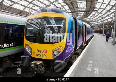 Primo servizio ferroviario locale su piattaforma in Liverpool Lime street station England Regno Unito Foto Stock