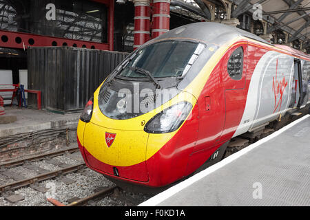 Virgin Trains alstom treno pendolino 390104 a Liverpool Lime street station England Regno Unito Foto Stock