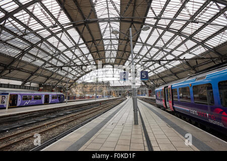 Piattaforme a Liverpool Lime street station England Regno Unito Foto Stock