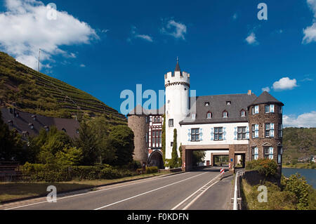 Castello von der Leyen in Kobern-Gondorf presso il fiume Moselle, strada B416 passare attraverso, RENANIA-PALATINATO Germania Europa Foto Stock