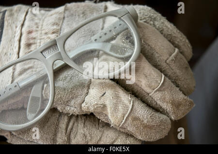 Occhiali di sicurezza e guanti da lavoro di scalpellino Germania Foto Stock