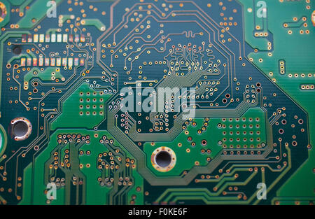 Gli interni di un disco rigido del computer - testine di lettura-scrittura, dischi, scheda a circuito stampato, magneti. Foto Stock