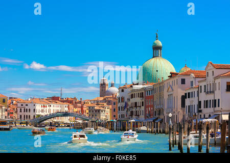Grand canal in estate giornata soleggiata, Venezia, Italia Foto Stock