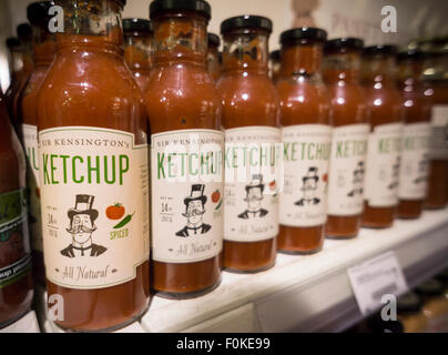 Bottiglia di Sir Kensington il ketchup vengono visti da un negozio di alimentari ripiano in New York venerdì, 14 agosto 2015. Sir di Kensington, il costruttore di high-end, condimenti ha ricevuto un $8.5 milioni di investimenti di private equity Verlinvest e altri investitori individuali. Verlinvest ha acquistato partecipazioni in un certo numero di nuovo e popolare i produttori alimentari compresi Popchips. (© Richard B. Levine) Foto Stock