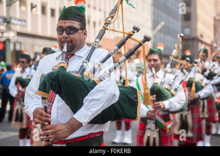 Bagpiper Indian-American band conduce l'indipendenza indiana parata del giorno su Madison Ave. Domenica, 16 agosto 2015. Ora nel suo trentacinquesimo anno, la sfilata celebra il 68esimo anniversario dell India la partizione dal governo britannico il 15 agosto 1947. (© Richard B. Levine) Foto Stock