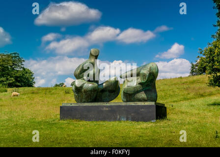 Henry Moore statua in bronzo a Yorkshire Sculpture Park: Due pezzo figura distesa: punti. 1969-1970 Foto Stock