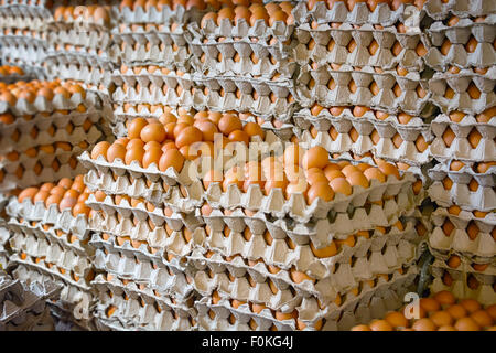 Molte centinaia di fresco uova di pollo sul display in vassoi in un mercato pubblico nel sud-est asiatico. Foto Stock