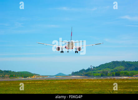 Twin-motore, moderno, grande aereo commerciale provenienti per un atterraggio in un aeroporto Foto Stock