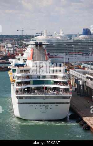 MV Balmoral nave da crociera di proprietà e gestito da Fred Olsen Cruise Lines ancorata a Southampton Inghilterra Foto Stock