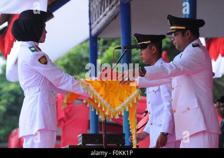 Lhokseumawe, Indonesia. 17 Ago, 2015. Le forze armate di innalzare la bandiera nazionale durante il giorno di indipendenza celebrazione svolta nel campo della Hiraq. In Indonesia i Giorno di indipendenza è osservata da Jakarta per molte piccole città e villaggi di tutta 17.000 isole dell'arcipelago. © Azwar/Pacific Press/Alamy Live News Foto Stock