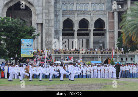 Lhokseumawe, Indonesia. 17 Ago, 2015. Le forze armate di innalzare la bandiera nazionale durante il giorno di indipendenza celebrazione svolta nel campo della Hiraq. In Indonesia i Giorno di indipendenza è osservata da Jakarta per molte piccole città e villaggi di tutta 17.000 isole dell'arcipelago. © Azwar/Pacific Press/Alamy Live News Foto Stock