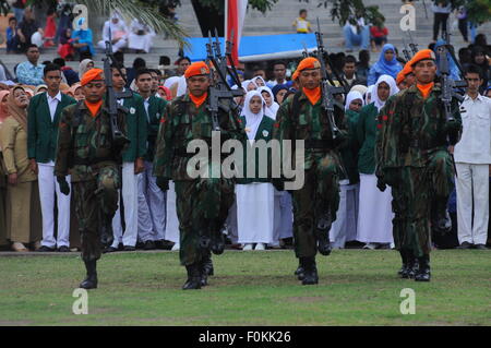 Lhokseumawe, Indonesia. 17 Ago, 2015. Le forze armate di innalzare la bandiera nazionale durante il giorno di indipendenza celebrazione svolta nel campo della Hiraq. In Indonesia i Giorno di indipendenza è osservata da Jakarta per molte piccole città e villaggi di tutta 17.000 isole dell'arcipelago. © Azwar/Pacific Press/Alamy Live News Foto Stock