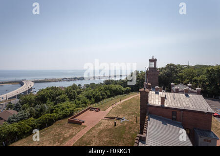 Vista della Torre Sud, Sandy Hook, Navesink River, e l'Oceano Atlantico dalla torre Nord del Navesink Twin luci. Foto Stock