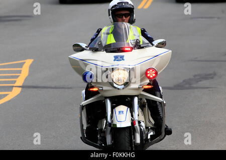 Che cosa vedete nel vostro specchietto retrovisore quando perseguiti da un poliziotto su una motocicletta Foto Stock