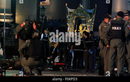 Bangkok, Tailandia. 17 Ago, 2015. Un poliziotto motociclo funzionario di polizia presso il sito di esplosione. La bomba a Bangkok ha provocato più morti e feriti. Credito: Shaukat Ahmed/Pacific Press/Alamy Live News Foto Stock