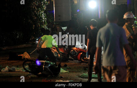 Bangkok, Tailandia. 17 Ago, 2015. Un poliziotto motociclo funzionario di polizia presso il sito di esplosione. La bomba a Bangkok ha provocato più morti e feriti. Credito: Shaukat Ahmed/Pacific Press/Alamy Live News Foto Stock