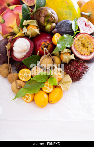 Varietà di frutti esotici sul tavolo bianco Foto Stock