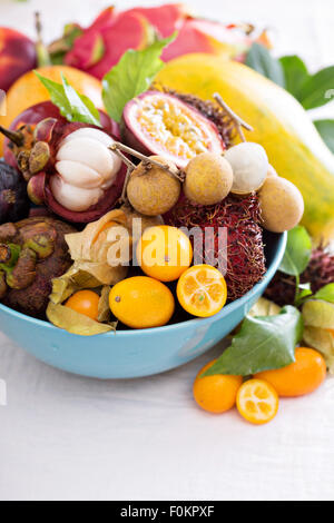 Varietà di frutti esotici in una ciotola blu Foto Stock