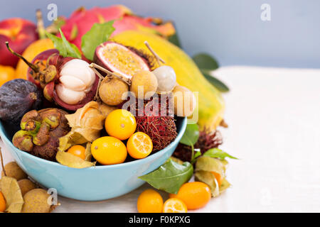 Varietà di frutti esotici in una ciotola blu Foto Stock