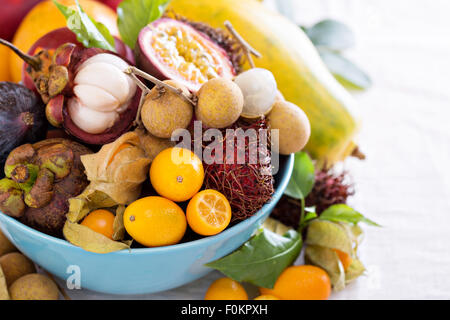 Varietà di frutti esotici in una ciotola blu Foto Stock