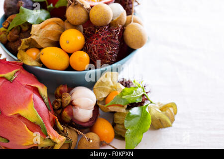 Varietà di frutti esotici in una ciotola blu Foto Stock