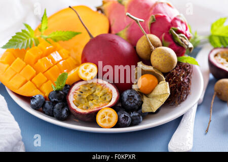 Varietà di frutti esotici sulla piastra bianca Foto Stock