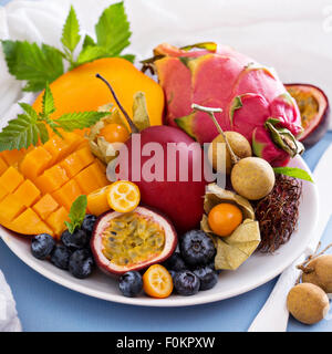 Varietà di frutti esotici sulla piastra bianca Foto Stock