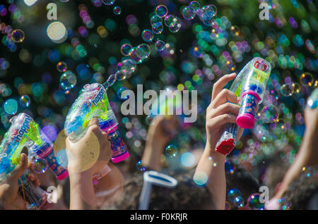 Milioni di bolle galleggiante attraverso l'aria a New York City annuale della pistola buble battaglia in Union Square Park. Foto Stock
