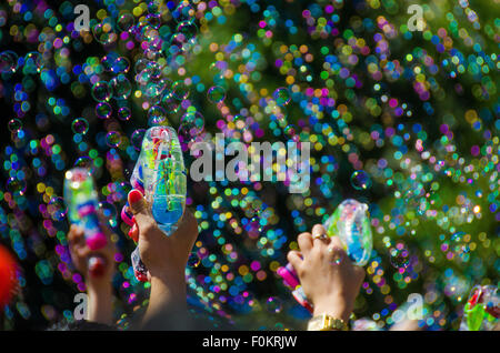 Milioni di bolle galleggiante attraverso l'aria a New York City annuale della pistola buble battaglia in Union Square Park. Foto Stock