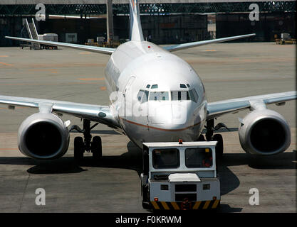 Piano di passeggero che viene tirata nella rampa in un aeroporto Foto Stock