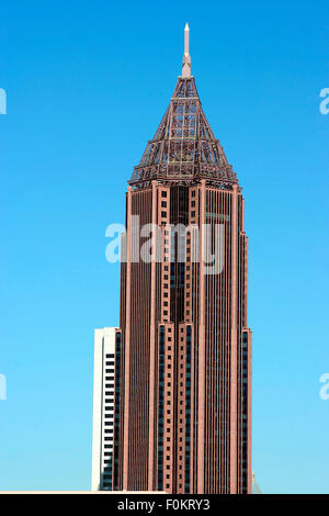 Alto edificio a torre con un bel cielo azzurro Foto Stock