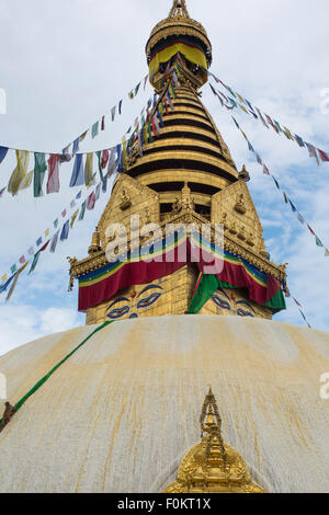 Il tetto dorato del tempio delle scimmie a Kathmandu in Nepal 2013. Foto Stock