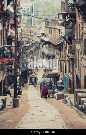 Vecchia strada di Bhaktapur, che è un'antica città Newar nell'angolo est della valle di Kathmandu. Foto Stock