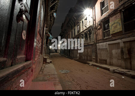 Strada vuota durante la notte nella vecchia città di Bhaktapur. La città vecchia è un protetto dall'UNESCO Patrimonio dell'umanità. Tempo di esposizione lungo foto. Foto Stock