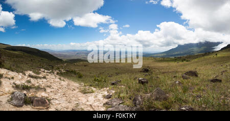 Panorama del paesaggio dal Gran Sabana. Il bianco delle nuvole in cielo blu sulla table-top montagne chiamato Tepui. Il monte Roraima, Venezuela Foto Stock