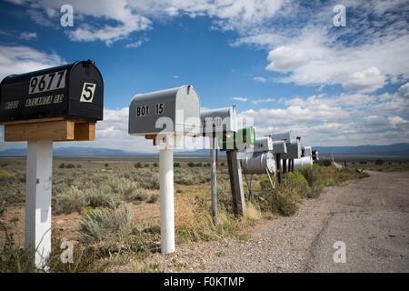 Fila di cassette postali lungo Arizona autostrada con cielo blu in background Foto Stock