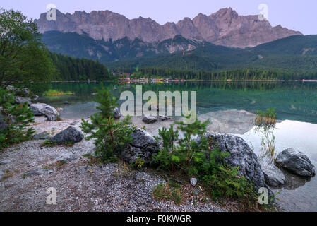 Fantastico tramonto sul lago di montagna Eibsee, situato nel Land della Baviera, Germania. Drammatica scena insolita. Alpi, l'Europa. Foto Stock