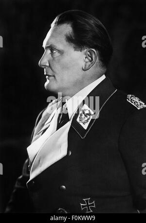 Goering, Hermann, 12.1.1893 - 15.10.1946, politico tedesco (NSDAP), a mezza lunghezza, come comandante supremo della Luftwaffe (forze aeree tedesche) indossando l'uniforme di un maresciallo Di Campo, 1938 / 1939, Foto Stock