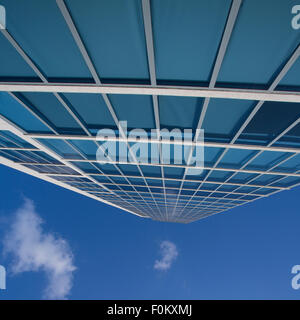 Moderna architettura di vetro a Miami con un cielo blu Foto Stock