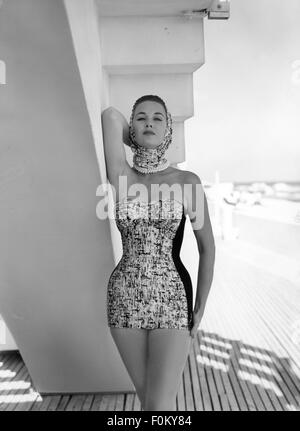 Moda, anni '50, moda spiaggia, giovane donna in costume da bagno con copricapo e collana, anni '50, diritti aggiuntivi-clearences-non disponibile Foto Stock