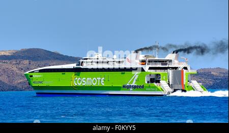 Un Cosmote hellenic alta velocità 4 lasciando traghetto GRECIA Santorini Foto Stock