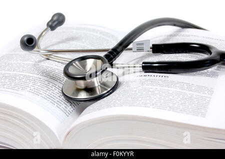 Macro shot di uno stetoscopio su un libro di medicina Foto Stock