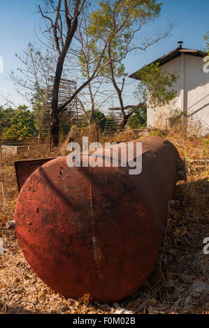 Rifiuti metallici in un impianto di lavorazione dell'olio di legno di sandalo abbandonato a Kupang, Nusa Tenggara orientale, Indonesia. Foto Stock