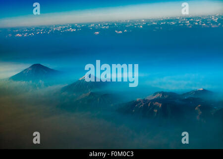 Veduta aerea del Monte Sumbing, Sundoro e dell'Altopiano di Dieng nel centro di Giava, Indonesia. Foto Stock